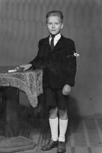 Alois Láznička / biřmování / asi 1946