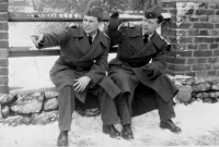 Alois Láznička (vlevo) na vojně / 1956–1958