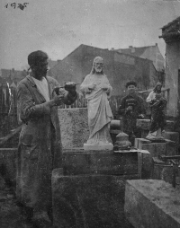 Otec Zdenky Vévodové Martin Stehlíček (vlevo) v učení / 1925