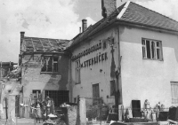 Dům Stehlíčkových po bombardování v dubnu 1945