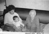 Zdenka Vévodová s matkou Marií Stehlíčkovou / 1988