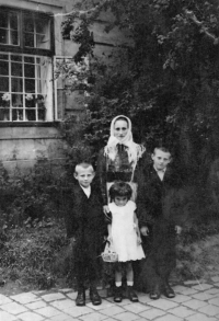 Marie Suchánková s matkou a bratry / 1932