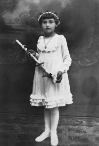 Marie Suchánková u svatého přijímání / kolem roku 1936