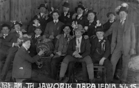 Josef Karas (třetí zprava v první řadě) u odvodu / 1914
