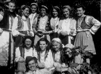 Marie Suchánková (třetí zleva) na slavnosti kácení máje / 1945