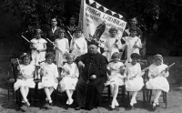 Marie Suchánková (druhá zleva dole) u svatého přijímání / kolem roku 1936