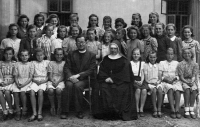 Marie Suchánková (druhá zleva v poslední řadě) v klášterní škole / kolem roku 1942