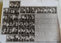  SHE Dagmar Urbánková (třetí řada zdola, třetí zleva) na tablu maturitního ročníku / 1945