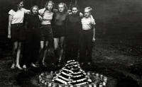 Dagmar Urbánková (první zleva) / asi 1939