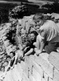 Dagmar Urbánková (third from the top) during a trip to Kumburk in 1944