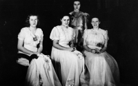Dagmar Urbánková v tanečních (první sedící zprava) / přibližně 1942