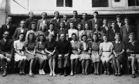 Dagmar Urbánková (druhá řada uprostřed) / asi 1942