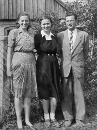 Dagmar Urbánková (vlevo) s rodiči / přibližně 1950