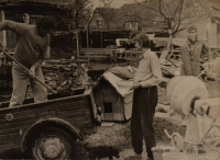 Jitka Bubeníková s manželem při stavbě domu