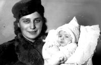Jaroslava s matkou, 1943, Praha