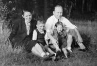Základní rodina, otec, matka, mladší bratr a Jaroslava na návštěvě u prarodičů, Týniště nad Orlicí, 1947-48