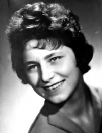 Jaroslava, maturitní fotografie, Jedenáctiletá škola U Santošky, Praha, 1960