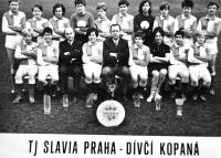 TJ Slavia Praha, Jaroslava technickou vedoucí - ve spodní řadě třetí zprava v černém, Helena Jindáčková ve spodní řadě mezi muži, Praha, 1964-65
