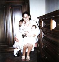 Jaroslava s dcerami Veronicou a Rachele, Florencie, 1973
