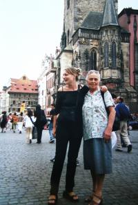 Dcera Veronica s Jaroslavinou matkou, Praha, 90. léta