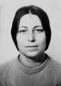 Profilová fotografie pamětnice (utečenecký pas), Opicina, 1969