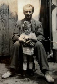 Manžel Čestmír Čech s nejstarší dcerou Evou na přelomu 40. a 50. let.