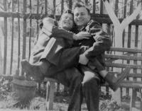 Vlevo bratranec manžela Hary Buxbaum, který v roce 1968 emigroval do Švýcarska