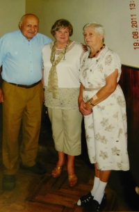 Vpravo Mariana Crhonková na srazu bývalých obyvatel Lipinky v roce 2011