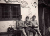 Jaroslav Kukol (uprostřed) s kamarády na výletě v Žimrovicích / 1964