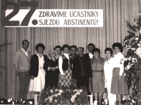 Sjezd abstinentů na protialkoholním oddělení v psychiatrické léčebně Dobřany 1984.