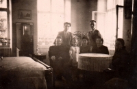 Eva Václavková s rodiči a dalšími příbuznými v domě ve Spálově / kolem roku 1940