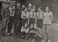 Zdeňka Formánková (druhá zleva) a předseda České rady Pionýra Oldřich Kryštofek (třetí zleva) s oddílem