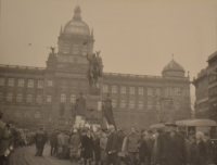 Fotografie z pohřbu Jana Palacha pořízená Zdeňkou Formánkovou (Václavské náměstí)