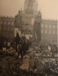 Fotografie z pohřbu Jana Palacha pořízená Zdeňkou Formánkovou (Václavské náměstí)
