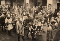 Fotografie z pohřbu Jana Palacha pořízená Zdeňkou Formánkovou