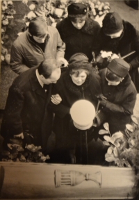 Fotografie z pohřbu Jana Palacha pořízená Zdeňkou Formánkovou (vpředu matka Jana Palacha)