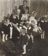 1950 - rodina Svobodova, uprostřed dědeček a babička od Marty s vnuky