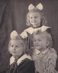 1951 - Marta se sestrami, fotka pro tatínka do vězení I