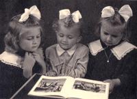 1951 - Marta se sestrami, fotka pro tatínka do vězení II
