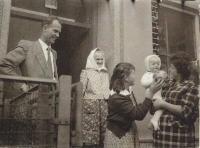 1957 - Marta s rodiči, babičkou a nejmladším  bratrem