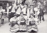 1967 - hody, Marta v tradičním kroji, na fotografii se svým bratrancem Vojtěchem Cikrle