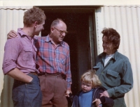 Island 1966: zleva pamětník, jeho strýc Kári Valsson-Vorovka, sestřenice (a dnes již jediná blízká příbuzná) Ella Káradóttir, teta Ragna