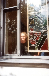 Pamětníkova druhá žena Line With otevírá výstavu svých vitráží, 1994