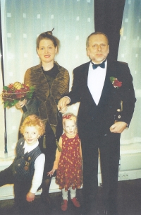 Svatba pamětníka s Line With, v popředí jejich děti Gabriel (nar. 1995) a Anna Marie (nar. 1997), 2001