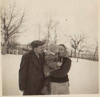 Rodiče s dcerou strýce, který byl zatčen gestapem 1946