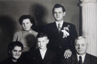 Ladislav Vrchovský (uprostřed) s rodiči a sourozenci / kolem roku 1955