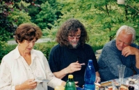 Ladislav Vrchovský (uprostřed) s bratrem a švagrovou / 1994