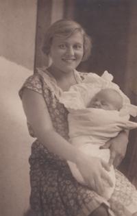 Maminka s malým Ctiradem Mašínem, 1930