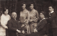 Maminka (třetí zleva)