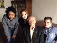 Jaromír Lisý s dětmi z projektu Příběhy našich sousedů